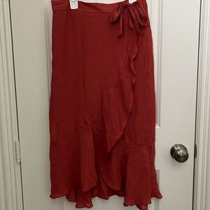 Cute skirt with tie on the side.